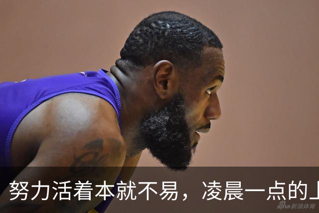 努力活着本就不易，凌晨一点的上海路边摊，遇到拾荒大爷空桌前吃剩饭，小伙果断买了一份加料炒面请他吃顿饭
